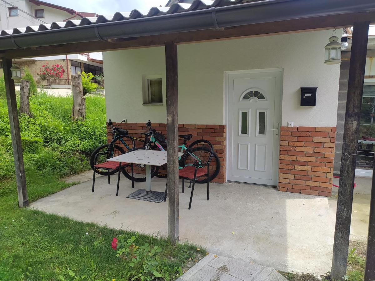Lenilenii Bungalow Jajce Exteriör bild